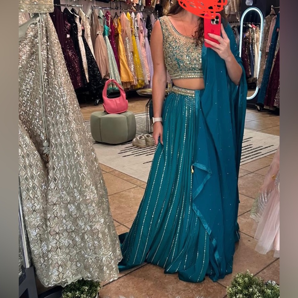 Beautiful teal lehenga size 6 (adjustable) dupatta, rhinestone choli